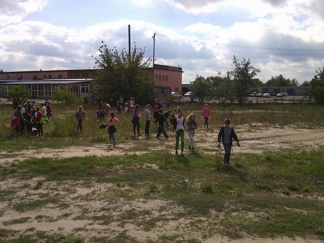 Uczniowie „piątki” sprzątali świat [29.09.2015] - zdjęcie #2 - eOstroleka.pl