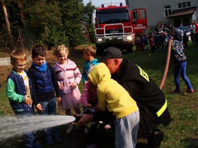 Komisarz Kurpik z przyjaciółmi z wizytą w kadzidlańskim przedszkolu [30.09.2015] - zdjęcie #4 - eOstroleka.pl