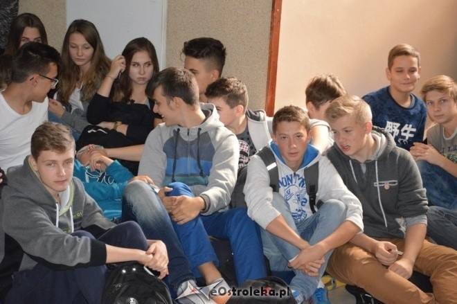 Bokserzy KS Victoria z wizytą w Gimnazjum nr 2 [01.10.2015] - zdjęcie #2 - eOstroleka.pl
