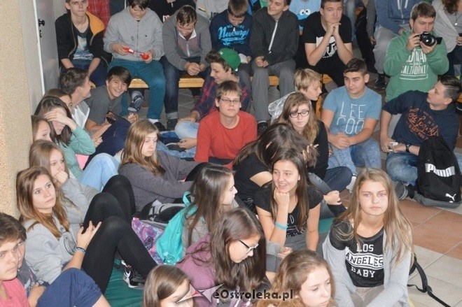 Bokserzy KS Victoria z wizytą w Gimnazjum nr 2 [01.10.2015] - zdjęcie #1 - eOstroleka.pl
