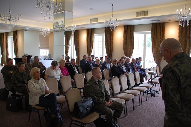 Konferencja o obronności i celne oko ostrołęckiego starosty [01.10.2015] - zdjęcie #1 - eOstroleka.pl