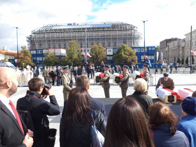 Ostrołęczanie na pogrzebie Żołnierzy Wyklętych Niezłomnych na „Łączce” [03.10.2015] - zdjęcie #6 - eOstroleka.pl