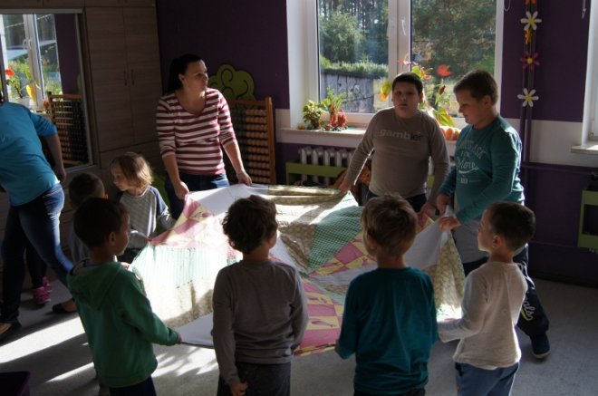 Przedszkolaki z Olszewa-Borek odwiedziły swoich kolegów z Zabiela Wielkiego [06.10.2015] - zdjęcie #14 - eOstroleka.pl