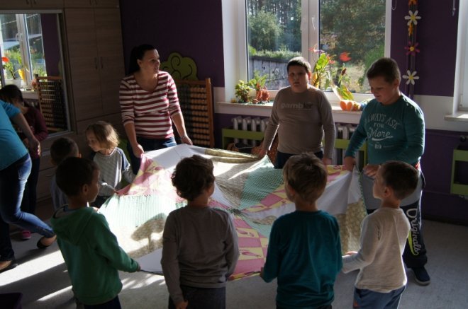 Przedszkolaki z Olszewa-Borek odwiedziły swoich kolegów z Zabiela Wielkiego [06.10.2015] - zdjęcie #13 - eOstroleka.pl