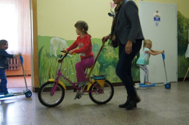 Przedszkolaki z Olszewa-Borek odwiedziły swoich kolegów z Zabiela Wielkiego [06.10.2015] - zdjęcie #7 - eOstroleka.pl