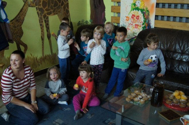 Przedszkolaki z Olszewa-Borek odwiedziły swoich kolegów z Zabiela Wielkiego [06.10.2015] - zdjęcie #4 - eOstroleka.pl