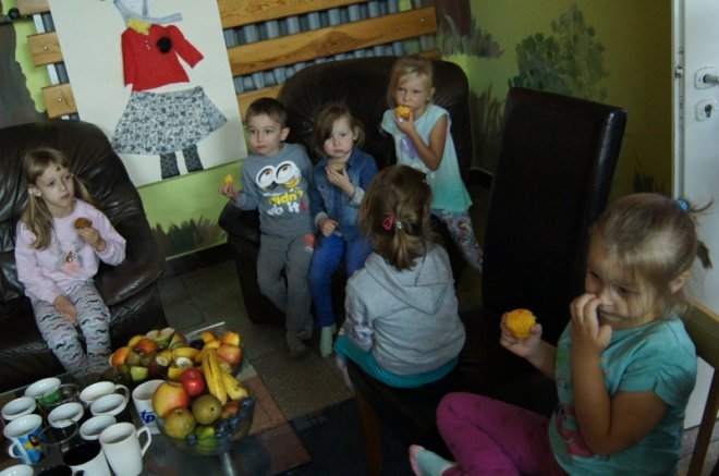 Przedszkolaki z Olszewa-Borek odwiedziły swoich kolegów z Zabiela Wielkiego [06.10.2015] - zdjęcie #3 - eOstroleka.pl