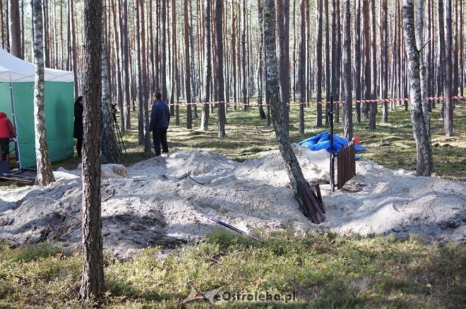 Prace ekshumacyjne prowadzone w gminie Lelis [07.10.2015] - zdjęcie #10 - eOstroleka.pl