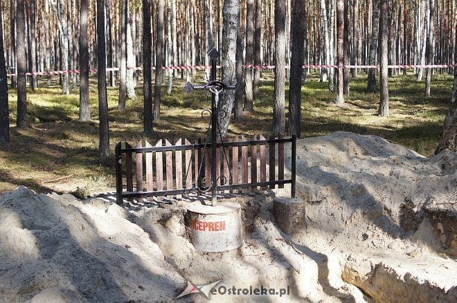 Prace ekshumacyjne prowadzone w gminie Lelis [07.10.2015] - zdjęcie #11 - eOstroleka.pl