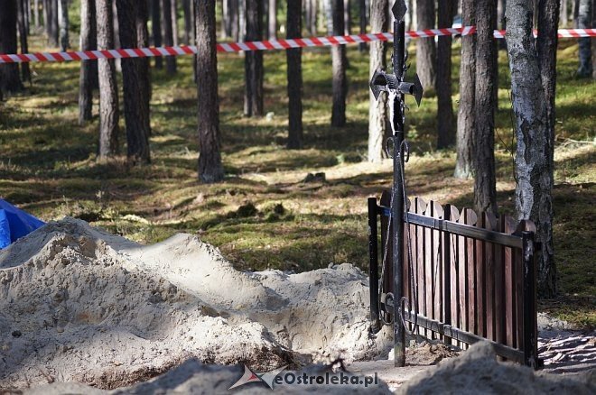 Prace ekshumacyjne prowadzone w gminie Lelis [07.10.2015] - zdjęcie #13 - eOstroleka.pl