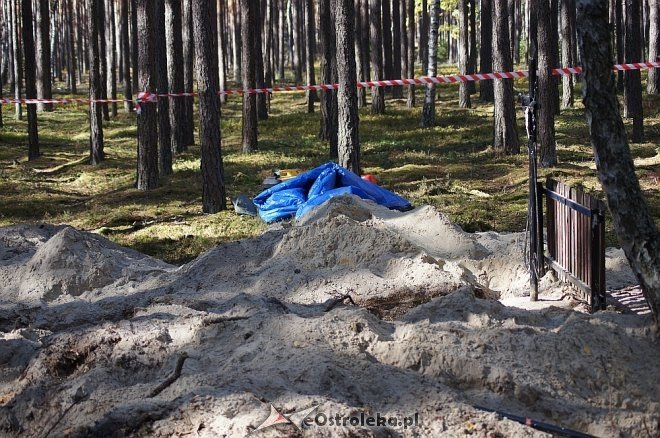 Prace ekshumacyjne prowadzone w gminie Lelis [07.10.2015] - zdjęcie #16 - eOstroleka.pl