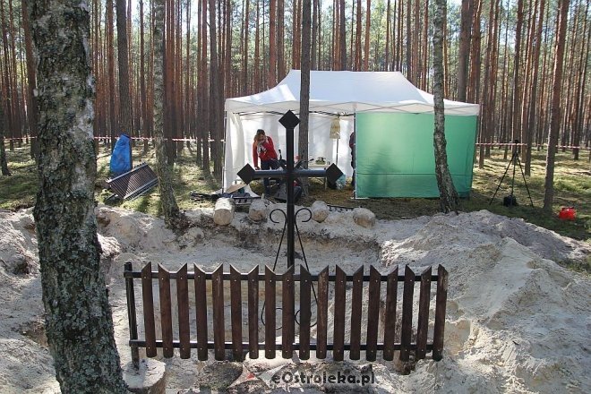 Prace ekshumacyjne prowadzone w gminie Lelis [07.10.2015] - zdjęcie #18 - eOstroleka.pl