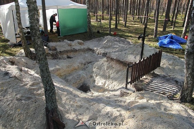 Prace ekshumacyjne prowadzone w gminie Lelis [07.10.2015] - zdjęcie #20 - eOstroleka.pl