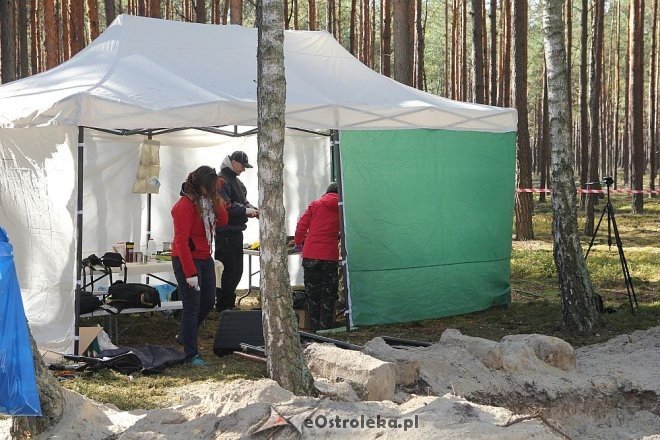 Prace ekshumacyjne prowadzone w gminie Lelis [07.10.2015] - zdjęcie #22 - eOstroleka.pl