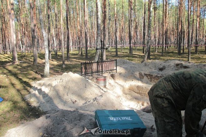 Prace ekshumacyjne prowadzone w gminie Lelis [07.10.2015] - zdjęcie #23 - eOstroleka.pl