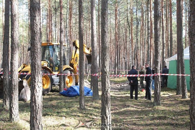 Prace ekshumacyjne prowadzone w gminie Lelis [07.10.2015] - zdjęcie #46 - eOstroleka.pl