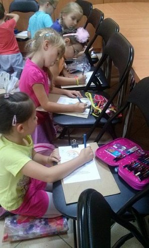 Uczniowie „dziesiątki” na spotkaniu autorskim z autorką opowiadań dla dzieci [08.10.2015] - zdjęcie #33 - eOstroleka.pl