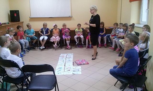 Uczniowie „dziesiątki” na spotkaniu autorskim z autorką opowiadań dla dzieci [08.10.2015] - zdjęcie #17 - eOstroleka.pl