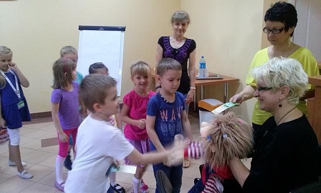 Uczniowie „dziesiątki” na spotkaniu autorskim z autorką opowiadań dla dzieci [08.10.2015] - zdjęcie #5 - eOstroleka.pl