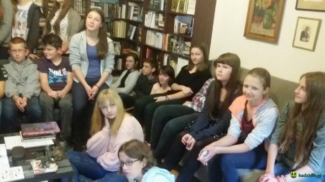 Gimnazjaliści z Kadzidła w krakowskim mieszkaniu Czesława Miłosza [13.10.2015] - zdjęcie #15 - eOstroleka.pl