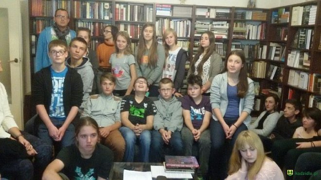 Gimnazjaliści z Kadzidła w krakowskim mieszkaniu Czesława Miłosza [13.10.2015] - zdjęcie #14 - eOstroleka.pl