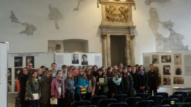 Gimnazjaliści z Kadzidła w krakowskim mieszkaniu Czesława Miłosza [13.10.2015] - zdjęcie #1 - eOstroleka.pl