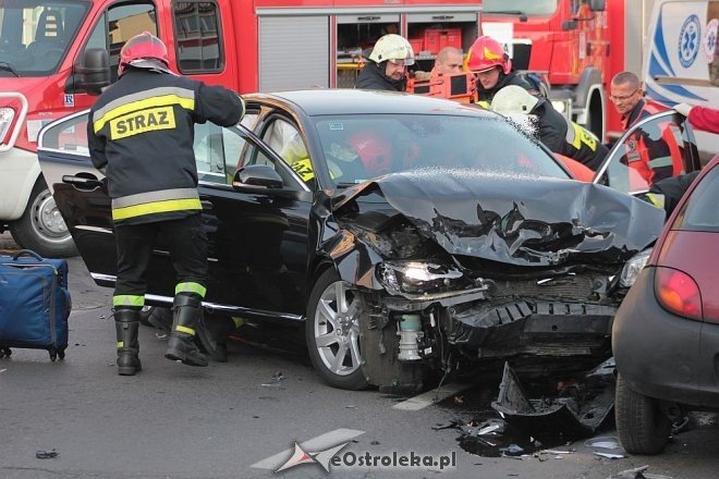Poważny wypadek w centrum Ostrołęki. Rozbite trzy auta, jedno z głównych skrzyżowań zablokowane [14.10.2015] - zdjęcie #1 - eOstroleka.pl