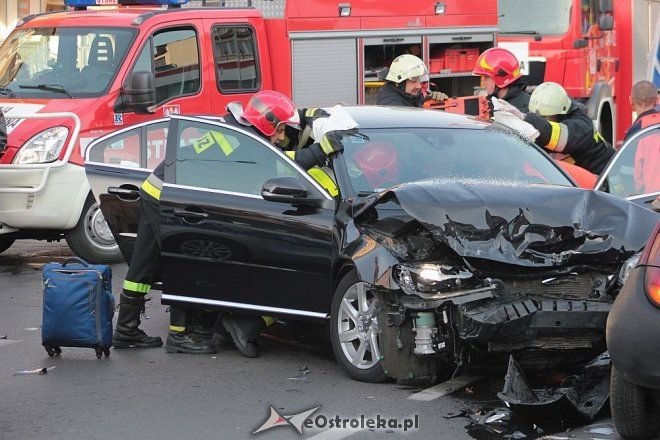 Poważny wypadek w centrum Ostrołęki. Rozbite trzy auta, jedno z głównych skrzyżowań zablokowane [14.10.2015] - zdjęcie #3 - eOstroleka.pl