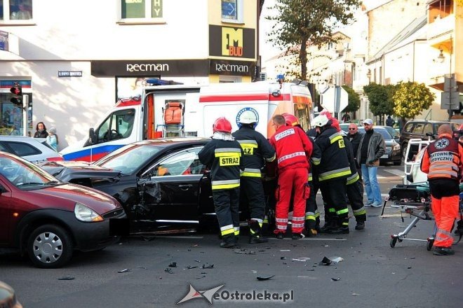 Poważny wypadek w centrum Ostrołęki. Rozbite trzy auta, jedno z głównych skrzyżowań zablokowane [14.10.2015] - zdjęcie #4 - eOstroleka.pl