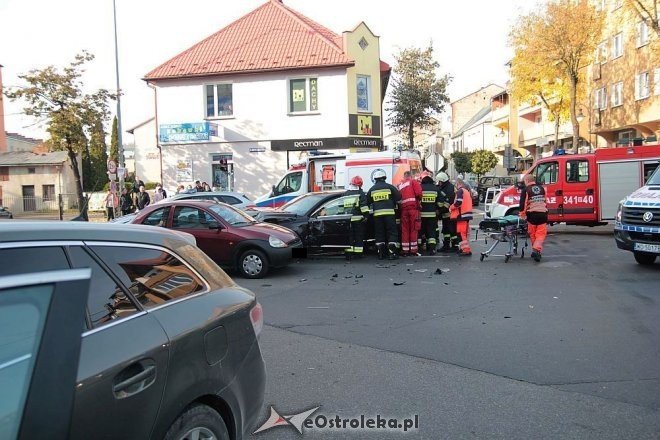 Poważny wypadek w centrum Ostrołęki. Rozbite trzy auta, jedno z głównych skrzyżowań zablokowane [14.10.2015] - zdjęcie #35 - eOstroleka.pl