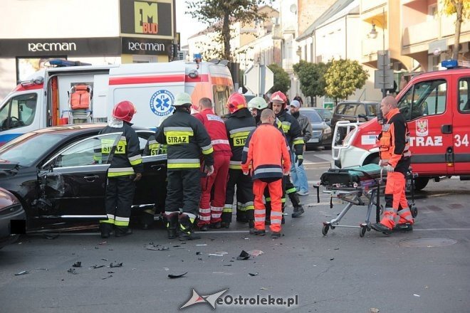 Poważny wypadek w centrum Ostrołęki. Rozbite trzy auta, jedno z głównych skrzyżowań zablokowane [14.10.2015] - zdjęcie #34 - eOstroleka.pl