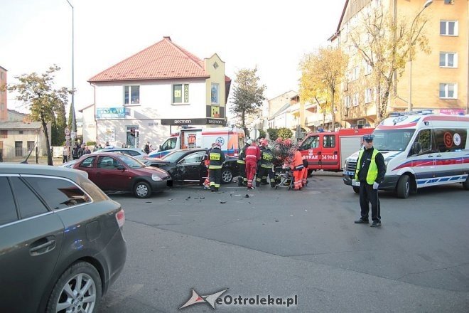 Poważny wypadek w centrum Ostrołęki. Rozbite trzy auta, jedno z głównych skrzyżowań zablokowane [14.10.2015] - zdjęcie #33 - eOstroleka.pl