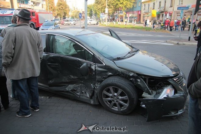 Poważny wypadek w centrum Ostrołęki. Rozbite trzy auta, jedno z głównych skrzyżowań zablokowane [14.10.2015] - zdjęcie #9 - eOstroleka.pl