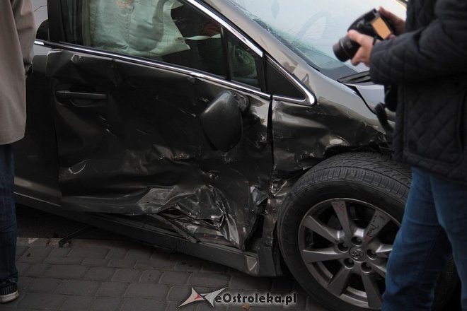 Poważny wypadek w centrum Ostrołęki. Rozbite trzy auta, jedno z głównych skrzyżowań zablokowane [14.10.2015] - zdjęcie #30 - eOstroleka.pl