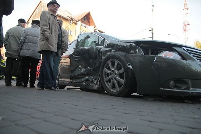 Poważny wypadek w centrum Ostrołęki. Rozbite trzy auta, jedno z głównych skrzyżowań zablokowane [14.10.2015] - zdjęcie #29 - eOstroleka.pl