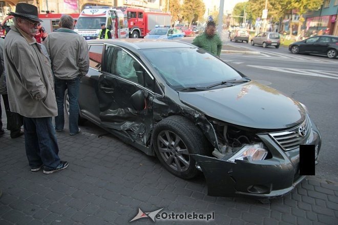 Poważny wypadek w centrum Ostrołęki. Rozbite trzy auta, jedno z głównych skrzyżowań zablokowane [14.10.2015] - zdjęcie #28 - eOstroleka.pl