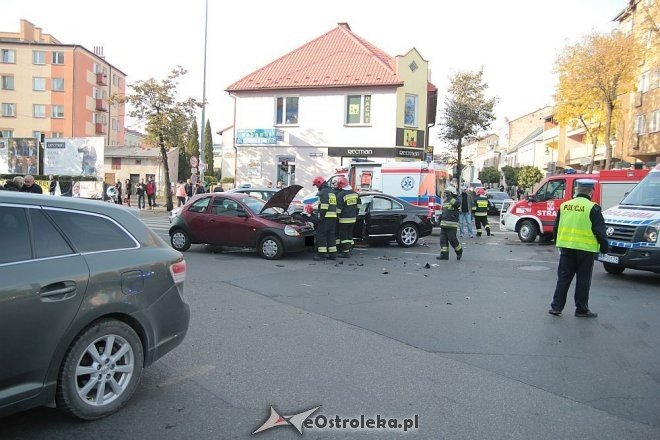 Poważny wypadek w centrum Ostrołęki. Rozbite trzy auta, jedno z głównych skrzyżowań zablokowane [14.10.2015] - zdjęcie #13 - eOstroleka.pl