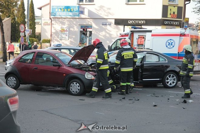 Poważny wypadek w centrum Ostrołęki. Rozbite trzy auta, jedno z głównych skrzyżowań zablokowane [14.10.2015] - zdjęcie #26 - eOstroleka.pl