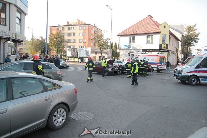 Poważny wypadek w centrum Ostrołęki. Rozbite trzy auta, jedno z głównych skrzyżowań zablokowane [14.10.2015] - zdjęcie #25 - eOstroleka.pl