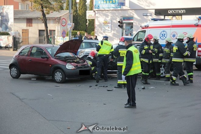 Poważny wypadek w centrum Ostrołęki. Rozbite trzy auta, jedno z głównych skrzyżowań zablokowane [14.10.2015] - zdjęcie #24 - eOstroleka.pl