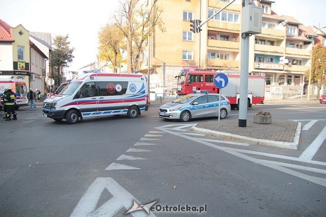 Poważny wypadek w centrum Ostrołęki. Rozbite trzy auta, jedno z głównych skrzyżowań zablokowane [14.10.2015] - zdjęcie #18 - eOstroleka.pl