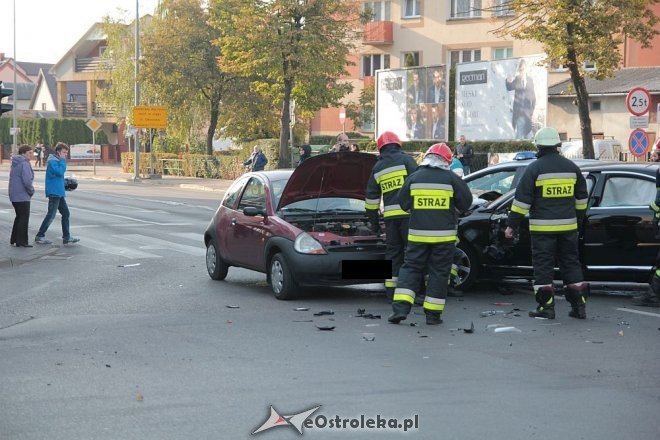 Poważny wypadek w centrum Ostrołęki. Rozbite trzy auta, jedno z głównych skrzyżowań zablokowane [14.10.2015] - zdjęcie #21 - eOstroleka.pl