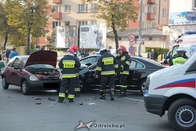 Poważny wypadek w centrum Ostrołęki. Rozbite trzy auta, jedno z głównych skrzyżowań zablokowane [14.10.2015] - zdjęcie #20 - eOstroleka.pl