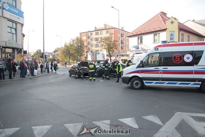 Poważny wypadek w centrum Ostrołęki. Rozbite trzy auta, jedno z głównych skrzyżowań zablokowane [14.10.2015] - zdjęcie #19 - eOstroleka.pl