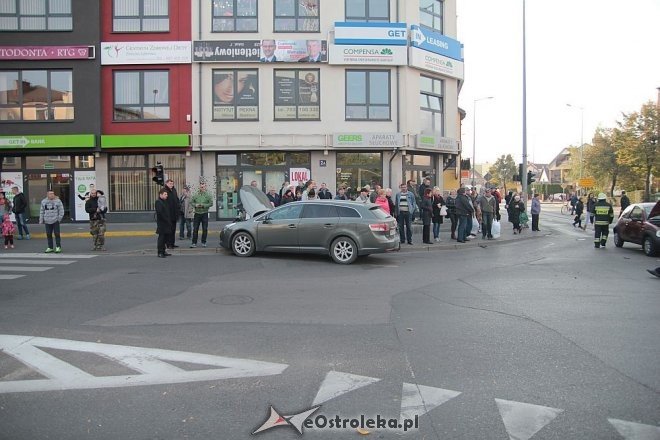 Poważny wypadek w centrum Ostrołęki. Rozbite trzy auta, jedno z głównych skrzyżowań zablokowane [14.10.2015] - zdjęcie #22 - eOstroleka.pl