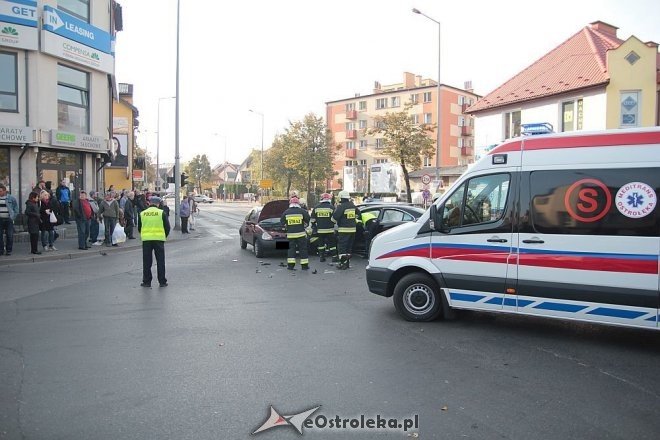Poważny wypadek w centrum Ostrołęki. Rozbite trzy auta, jedno z głównych skrzyżowań zablokowane [14.10.2015] - zdjęcie #17 - eOstroleka.pl