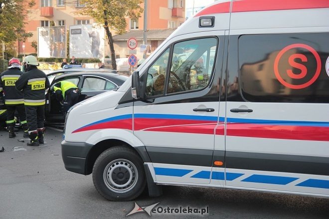 Poważny wypadek w centrum Ostrołęki. Rozbite trzy auta, jedno z głównych skrzyżowań zablokowane [14.10.2015] - zdjęcie #24 - eOstroleka.pl