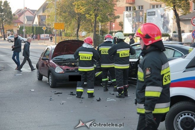 Poważny wypadek w centrum Ostrołęki. Rozbite trzy auta, jedno z głównych skrzyżowań zablokowane [14.10.2015] - zdjęcie #15 - eOstroleka.pl