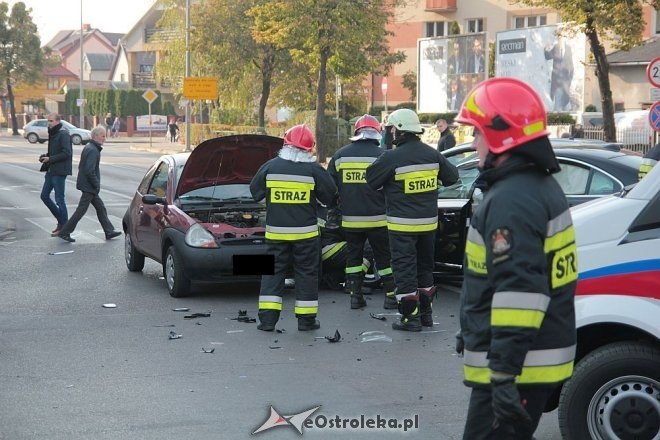 Poważny wypadek w centrum Ostrołęki. Rozbite trzy auta, jedno z głównych skrzyżowań zablokowane [14.10.2015] - zdjęcie #25 - eOstroleka.pl