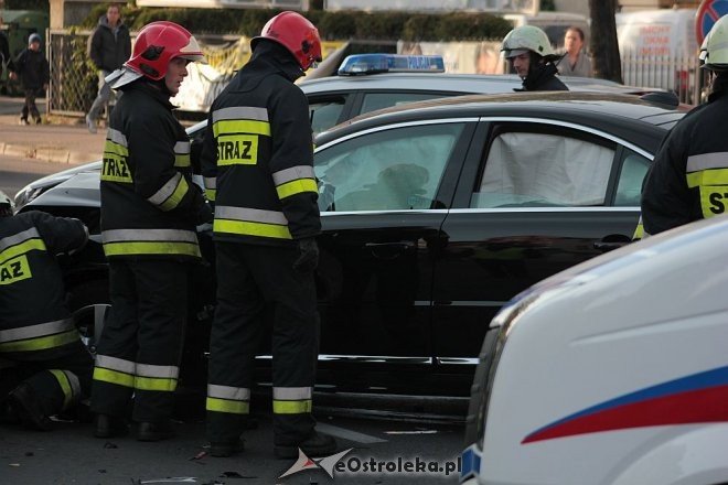 Poważny wypadek w centrum Ostrołęki. Rozbite trzy auta, jedno z głównych skrzyżowań zablokowane [14.10.2015] - zdjęcie #14 - eOstroleka.pl
